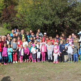 Sobotné slnečné lúče podnietili v košeckom podhradí na výstup na hrad košeca deti aj dospelých - IMG_3197