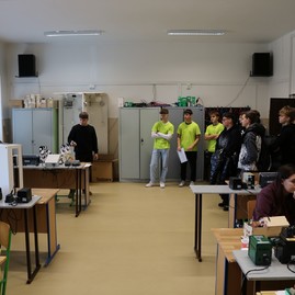 Zväčšiť fotografiu - Soš pod sokolicami v trenčíne otvorila dvere budúcim žiakom