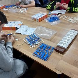 Soš pod sokolicami v trenčíne privítala budúce technické talenty - 49766427_1130706223778569_562294837764685824_n