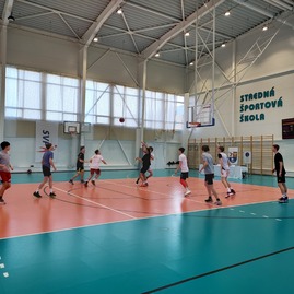 Zväčšiť fotografiu - Špičkové podmienky pre rozvoj talentu vytvorí župná športová škola aj basketbalistom - 20220119_145947