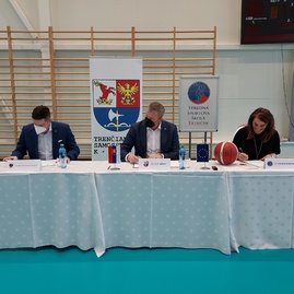 Zväčšiť fotografiu - Špičkové podmienky pre rozvoj talentu vytvorí župná športová škola aj basketbalistom - 20220119_152437