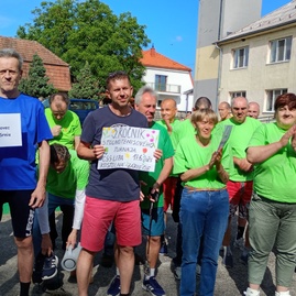 Zväčšiť fotografiu - Športové zápolenie a dobrá nálada na stolnotenisovom turnaji sociálnych zariadení