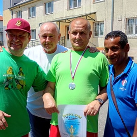 Zväčšiť fotografiu - Športové zápolenie a dobrá nálada na stolnotenisovom turnaji sociálnych zariadení
