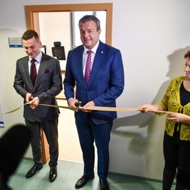 Zväčšiť fotografiu - Stále pracovisko úvo na župnom úrade funguje už dva roky - 82525800_819894225152137_1782286435701751808_n_zmensena
