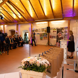 Zväčšiť fotografiu - Stále zbierame návrhy na výnimočné osobnosti kraja! - 20220527_Verejne_uznania_TSK_030w