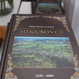 Staré fotografie, kroniky či pôvodné učebné pomôcky boli súčasťou osláv polstoročnice zš v mikušovciach - IMG_9676
