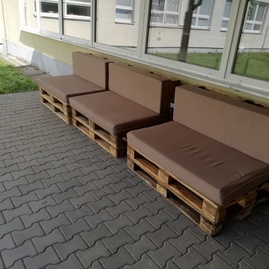 Študenti  strednej odbornej školy obchodu a služieb v prievidzi sami rozhodli ako využiť financie z participatívneho rozpočtu - 07-oddychova zona vo vonkajsom areali skoly so sadom cernic 2