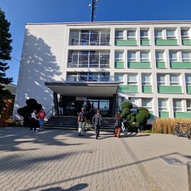 Zväčšiť fotografiu - Študenti vstúpili do ďalšieho akademického roku - 20230925_093720