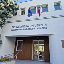 Zväčšiť fotografiu - Študenti vstúpili do ďalšieho akademického roku - 20230925_095616