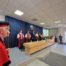 Zväčšiť fotografiu - Študenti vstúpili do ďalšieho akademického roku - 20230925_100801