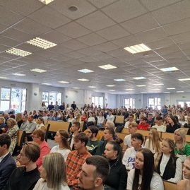 Zväčšiť fotografiu - Študenti vstúpili do ďalšieho akademického roku - 20230925_101529