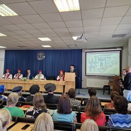 Zväčšiť fotografiu - Študenti vstúpili do ďalšieho akademického roku - 20230925_102429