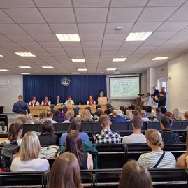 Zväčšiť fotografiu - Študenti vstúpili do ďalšieho akademického roku - 20230925_102458