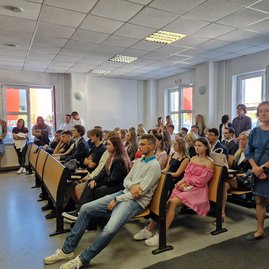 Zväčšiť fotografiu - Študenti vstúpili do ďalšieho akademického roku - 20230925_102822
