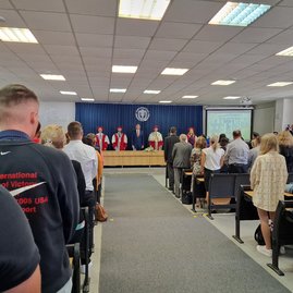 Zväčšiť fotografiu - Študenti vstúpili do ďalšieho akademického roku - 20230925_103313