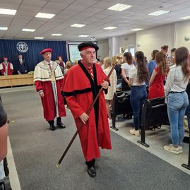 Zväčšiť fotografiu - Študenti vstúpili do ďalšieho akademického roku - 20230925_103449