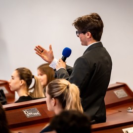 Zväčšiť fotografiu - Študenti župných škôl diskutovali s premiérom