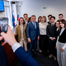 Zväčšiť fotografiu - Študenti župných škôl diskutovali s premiérom