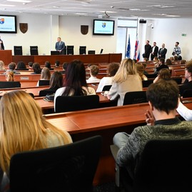 Zväčšiť fotografiu - Študenti župných škôl diskutovali s premiérom