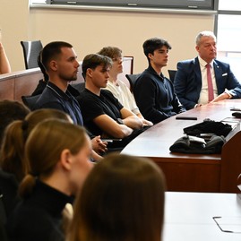 Zväčšiť fotografiu - Študenti župných škôl diskutovali s premiérom