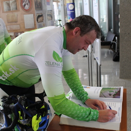 Štvrtý ročník projektu do práce na bicykli otvoril na trenčianskej župe národný cyklokoordinátor, predstavili aj nové cyklodresy zelenej župy - IMG_9533