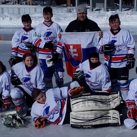 Zväčšiť fotografiu - Štyria trenčianskoteplickí bandy hokejisti si z majstrovstiev sveta v irkutsku priniesli bronz - SlovenskÃ©  druÅ¾stvo  detÃ_ do 12 rokov   na turnaji v Kransogorsku