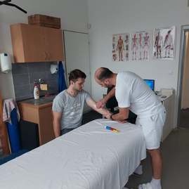 Zväčšiť fotografiu - Súčasťou olympijského tímu je aj fyzioterapeut športovej školy - sss tn2