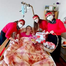 Zväčšiť fotografiu - Sviatok svätého valentína oslávili aj v považskobystrickom zariadení sociálnych služieb - received_1120816682094803 (2)