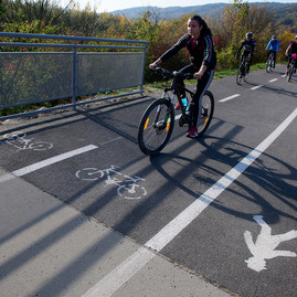 Zväčšiť fotografiu - Svojho favorita medzi cyklotrasami majú cyklisti aj chodci - 20181022_TSK_PU_cyklotrasa_052w