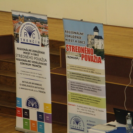 Takmer stovka primátorov a starostov z okolia stredného považia  sa zišla v kultúrnom dome v trenčianskych stankovciach - IMG_6620