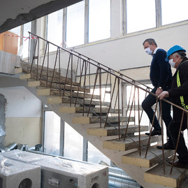 Zväčšiť fotografiu - Takmer všetky rozbehnuté investičné akcie župy pokračujú aj napriek koronavírusu - 20200319_TSK_nemocnice_032w