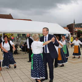 Tradičné jedlá, oslavy folklórnej skupiny či otvorenie nového multifunkčného ihriska. aj taký bol víkend v trenčianskej župe.