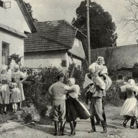 Zväčšiť fotografiu - Tradičný párový tanec z myjavska je zapísaný v zozname kultúrneho dedičstva - F01_Tanec_vihadzovani_SAV_Poloczek_Tura_Luka__1956