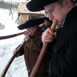 Zväčšiť fotografiu - Tradičný párový tanec z myjavska je zapísaný v zozname kultúrneho dedičstva - folklorna-skupina-javornik_foto-m-kleibl-2