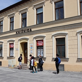 Zväčšiť fotografiu - Trenčianska knižnica zaznamenala ihneď po otvorení rekordnú návštevnosť - kniznica vkmr