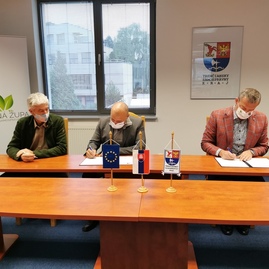Zväčšiť fotografiu - Trenčianska župa podniká konkrétne kroky k zlepšeniu kvality životného prostredia - podpis memoranda3