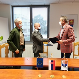 Zväčšiť fotografiu - Trenčianska župa podniká konkrétne kroky k zlepšeniu kvality životného prostredia - podpis memoranda4