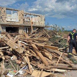 Zväčšiť fotografiu - Trenčianska župa poskytne humanitárnu pomoc tornádom zasiahnutým oblastiam juhomoravského kraja - www.tasr.sk