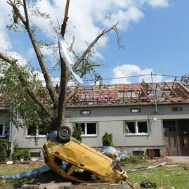 Zväčšiť fotografiu - Trenčianska župa poskytne humanitárnu pomoc tornádom zasiahnutým oblastiam juhomoravského kraja - www.tasr1.sk