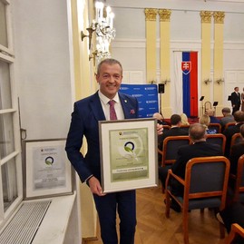 Zväčšiť fotografiu - Trenčianska župa získala ďalšie ocenenie - 20231109_173245