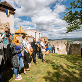 Zväčšiť fotografiu - Trenčiansky hrad oddnes oficiálne obývajú hradné včely - TSK_Otvorenie dobovej včelnice_web-13