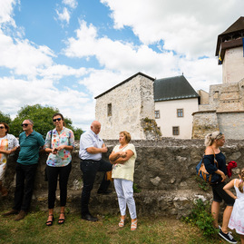 Zväčšiť fotografiu - Trenčiansky hrad oddnes oficiálne obývajú hradné včely - TSK_Otvorenie dobovej včelnice_web-21