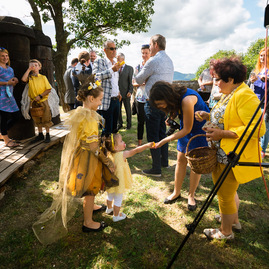 Zväčšiť fotografiu - Trenčiansky hrad oddnes oficiálne obývajú hradné včely - TSK_Otvorenie dobovej včelnice_web-22