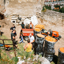 Zväčšiť fotografiu - TSK_TN hrad_stavanie úľov (4)