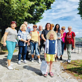 Zväčšiť fotografiu - Trenčiansky hrad privítal už 100 000. návštevníka - Jubilejná návštevníčka hradu so skupinou seniorov