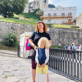 Zväčšiť fotografiu - Trenčiansky hrad privítal už 100 000. návštevníka - Jubilejná návštevníčka v roku 2023