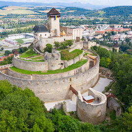 Zväčšiť fotografiu - Trenčiansky hrad privítal už 100 000. návštevníka - Tn hrad dron 2