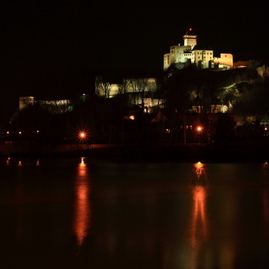 Zväčšiť fotografiu - Trenčiansky hrad sa cez víkend ponorí do tmy - tn hrad v tme