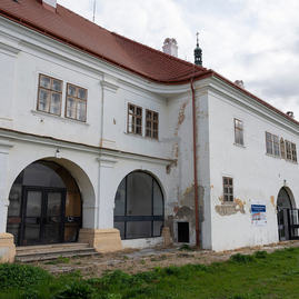 Zväčšiť fotografiu - Trenčiansky hrad v prvom polroku prilákal takmer 53 tisíc návštevníkov - 20220425_CACHTICE_Draskovicov_kastiel_004w