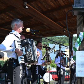 Zväčšiť fotografiu - Trenčiansky kraj podporil folklór, komunitný život aj dobrovoľných hasičov